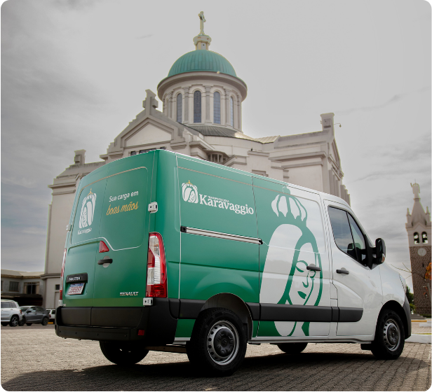 Van Karavaggio em frente à igreja
